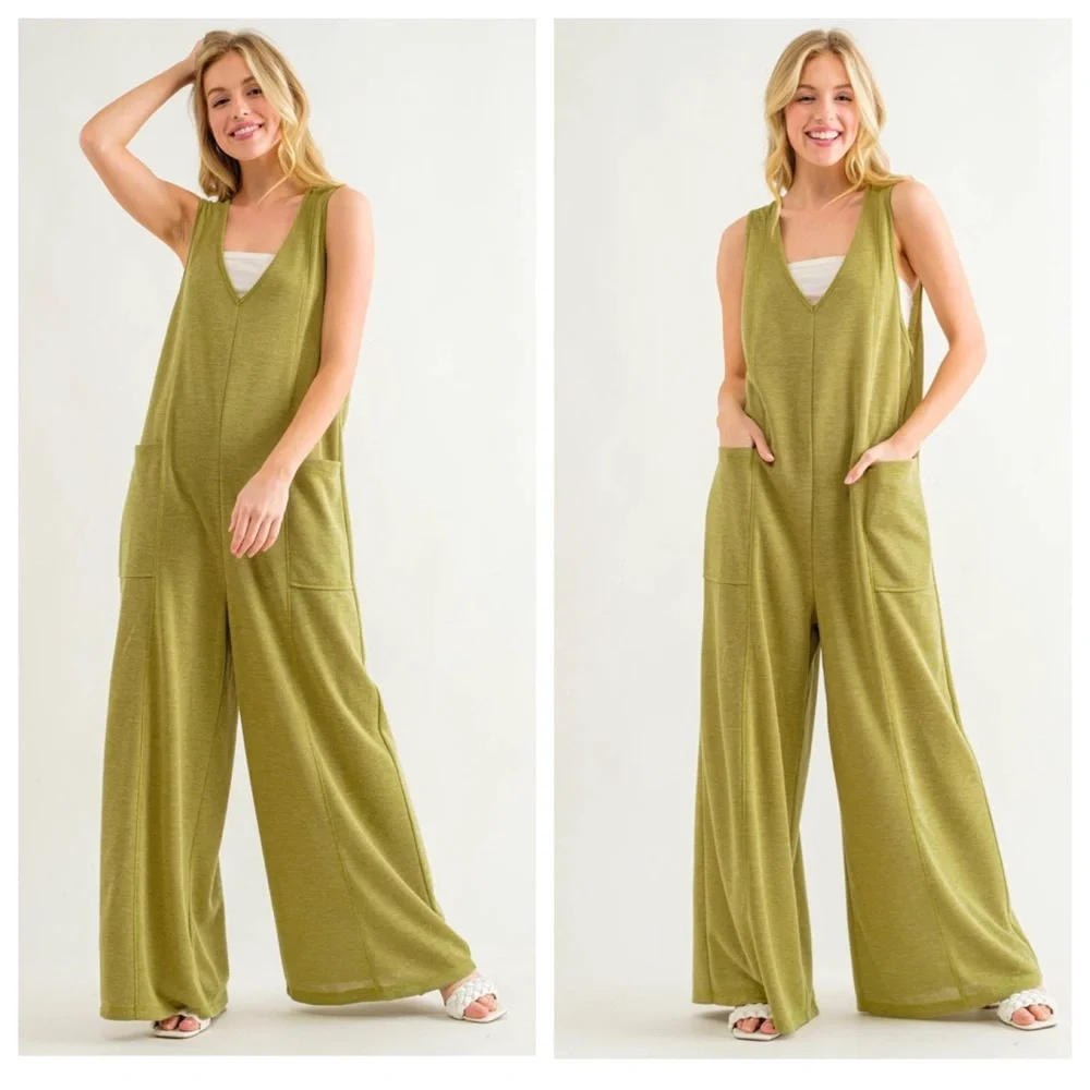 15 Relax fit Wide Leg V-neck Jumpsuit With Front Pockets - Picture 3 of 4